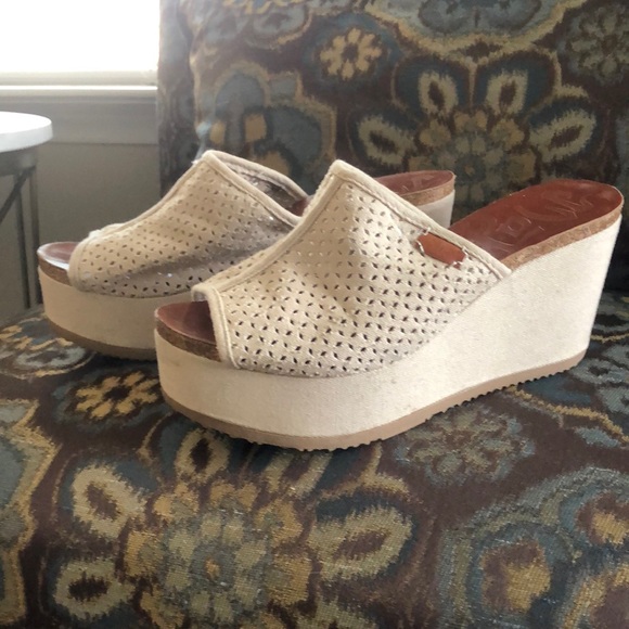 LIKE NEW Summer Wedges in Natural Stone Color - Picture 13 of 16